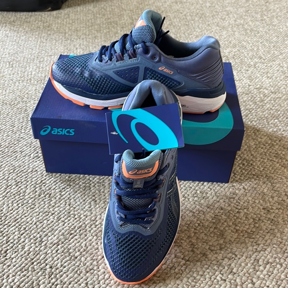 BNWT ASICS GT-2000 6. Blue, size 8 wide.